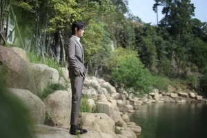 郑云龙灰色西装套装时尚帅气写真图片_8