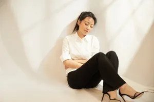 闫妮半裙摆白衬衫性感图片写真