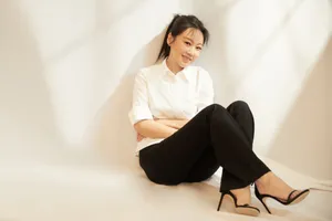 闫妮半裙摆白衬衫性感图片写真_3