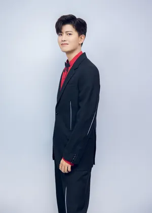 任嘉伦笔挺西装帅气图片写真_3