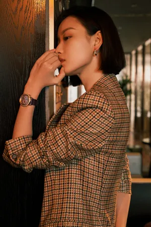 倪妮格子西服时尚性感写真图片