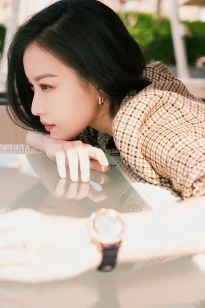 倪妮格子西服时尚性感写真图片_2