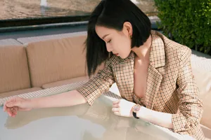 倪妮格子西服时尚性感写真图片_4