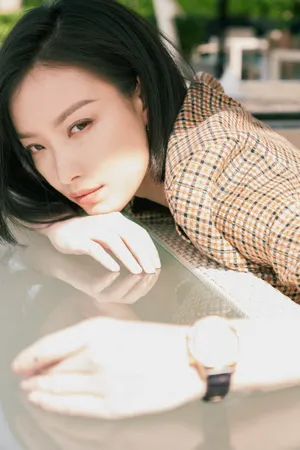 倪妮格子西服时尚性感写真图片_5