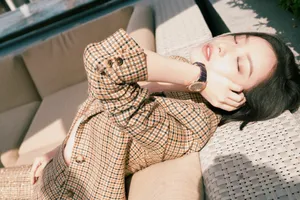 倪妮格子西服时尚性感写真图片_6