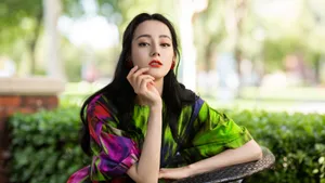 迪丽热巴央视国庆晚会性感图片写真_2