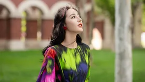 迪丽热巴央视国庆晚会性感图片写真_4