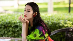 迪丽热巴央视国庆晚会性感图片写真_5