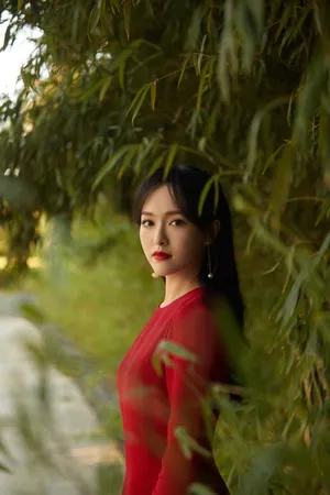 唐嫣央视国庆晚会性感图片写真