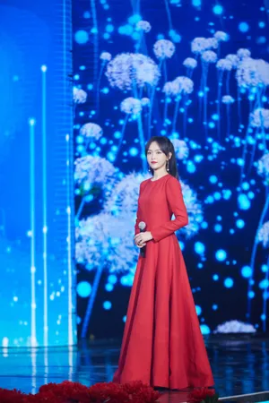 唐嫣央视国庆晚会性感图片写真_5