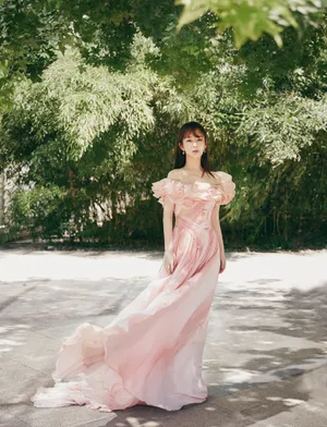杨紫露肩长裙性感图片写真_2