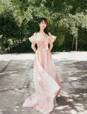杨紫露肩长裙性感图片写真_4