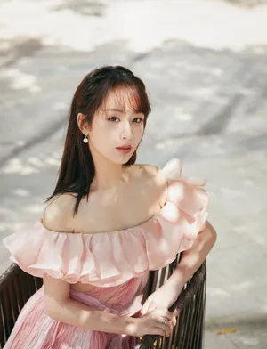 杨紫露肩长裙性感图片写真_6