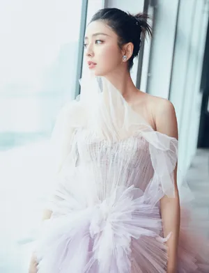 佟丽娅粉色蕾丝纱裙性感图片写真