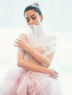 佟丽娅粉色蕾丝纱裙性感图片写真_4