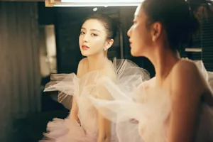 佟丽娅粉色蕾丝纱裙性感图片写真_7