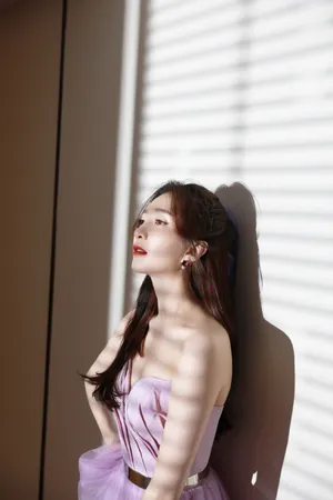 江疏影紫色抹胸裙性感图片写真_3