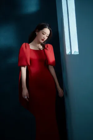 李沁靓丽红裙性感图片写真