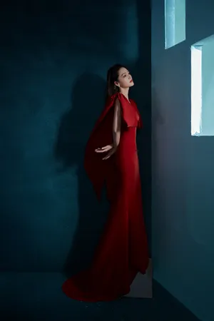 李沁靓丽红裙性感图片写真_2