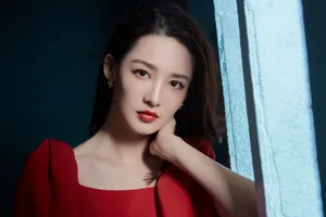 李沁靓丽红裙性感图片写真_4