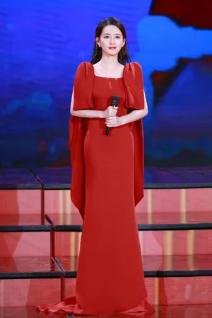 李沁靓丽红裙性感图片写真_7