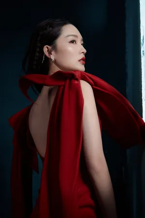 李沁靓丽红裙性感图片写真_8