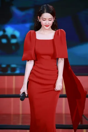 李沁靓丽红裙性感图片写真_9