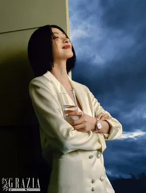 万茜性感冷艳黑丝修长美腿写真图片