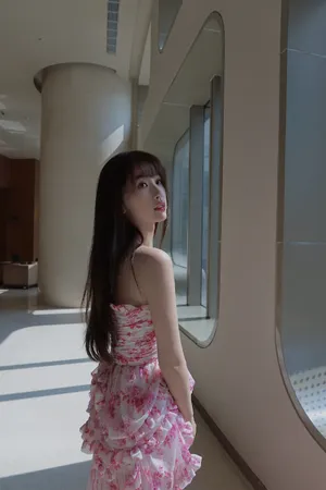 虞书欣花瓣抹胸裙性感写真图片_3