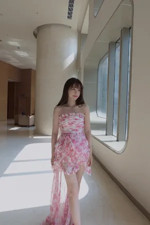 虞书欣花瓣抹胸裙性感写真图片_5