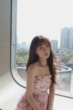 虞书欣花瓣抹胸裙性感写真图片_6