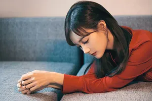 李一桐红色长裙优雅写真图片_6