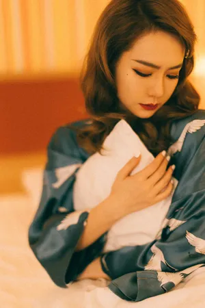 戚薇波浪卷发红唇妩媚动人写真图片_1