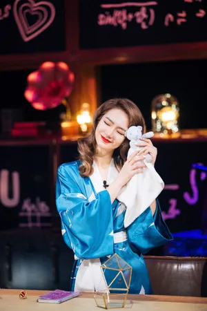 戚薇波浪卷发红唇妩媚动人写真图片_3