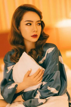 戚薇波浪卷发红唇妩媚动人写真图片_7