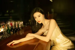 景甜香槟色长裙曼妙优雅气质写真图片