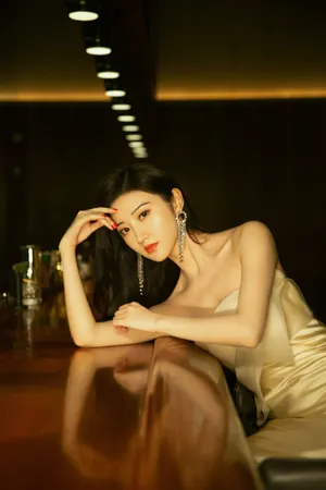 景甜香槟色长裙曼妙优雅气质写真图片