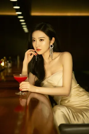 景甜香槟色长裙曼妙优雅气质写真图片_3