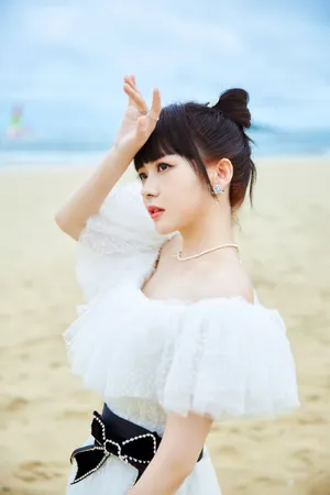 赖美云海边露肩白裙灵动可爱写真图片_1