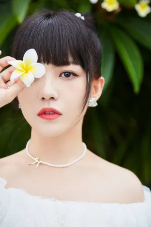 赖美云海边露肩白裙灵动可爱写真图片_2