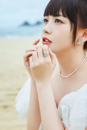 赖美云海边露肩白裙灵动可爱写真图片_3