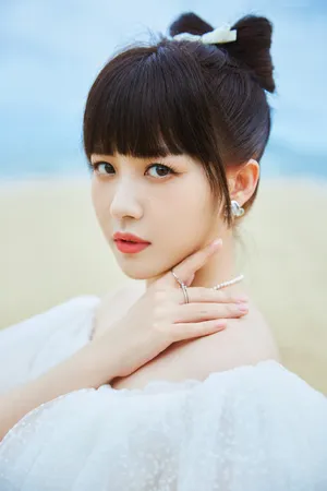 赖美云海边露肩白裙灵动可爱写真图片_4
