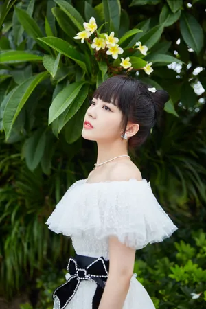 赖美云海边露肩白裙灵动可爱写真图片_5