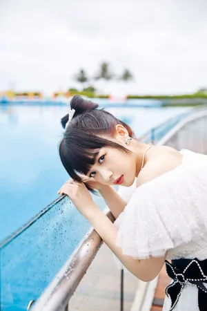 赖美云海边露肩白裙灵动可爱写真图片_6