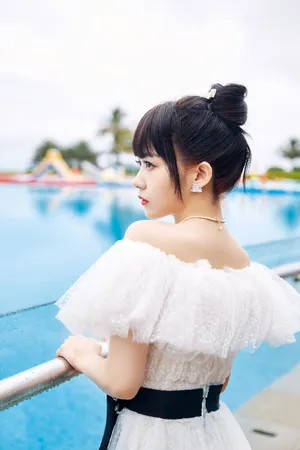赖美云海边露肩白裙灵动可爱写真图片_7
