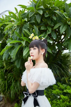 赖美云海边露肩白裙灵动可爱写真图片_8