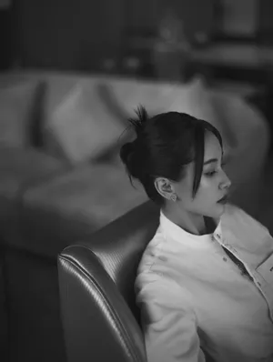 王子文白色工装连体短裤性感写真图片_2