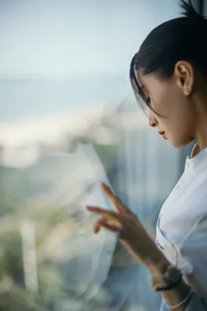 王子文白色工装连体短裤性感写真图片_8