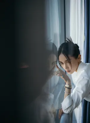 王子文白色工装连体短裤性感写真图片_9