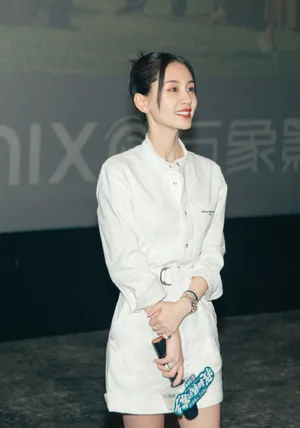 王子文白色工装连体短裤性感写真图片_11